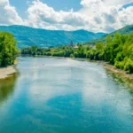 Drama na Drini: Dečak ušao u reku da se okupa pa nestao, u toku potraga za njim