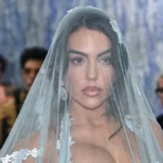Georgina na Met Galu došla kao svetica: Preko glave veo, a u rukama brojanica vredna bogatstva!