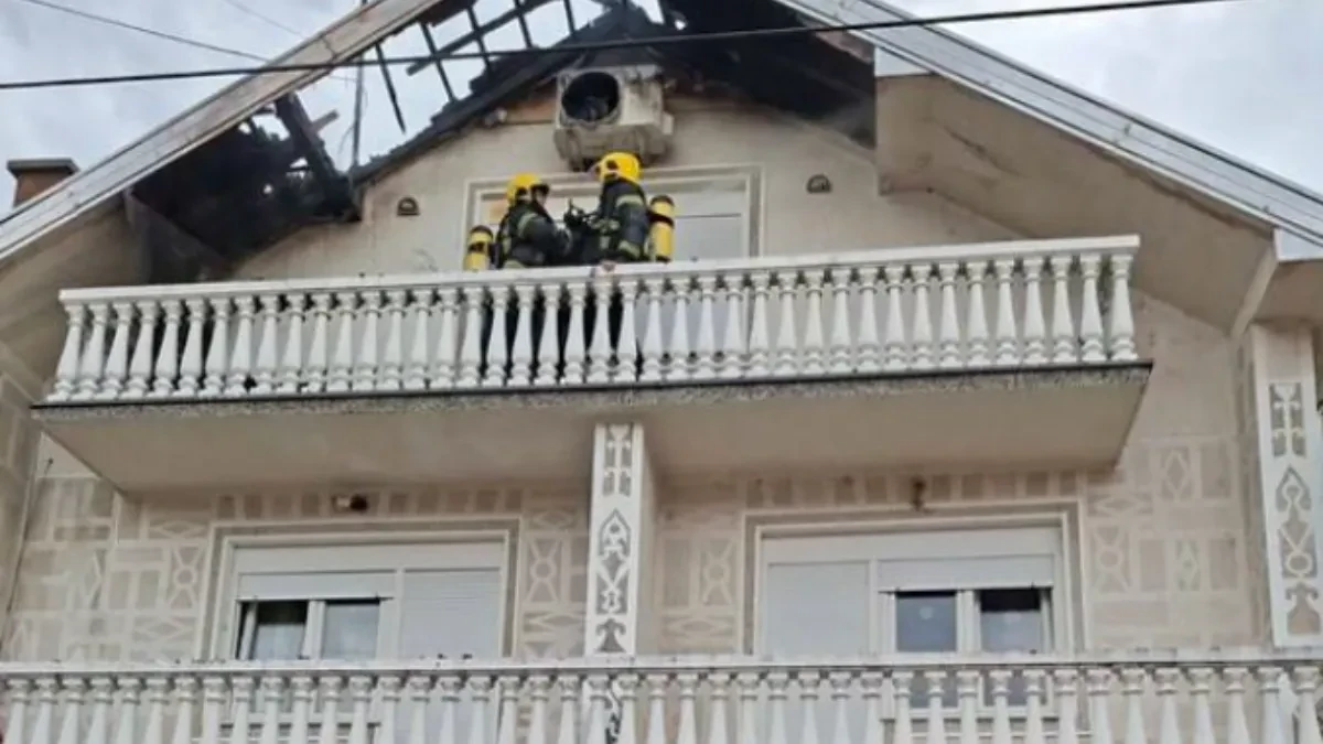 Grom spalio kuću: Krov planuo kao da je od papira, haos u Požarevcu