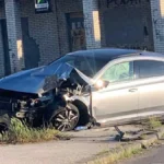 Izgubio kontrolu pa se zakucao u betonski stub: Teška nezgoda u Kraljevu, luksuzno vozilo je smrskano