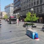 Majko mila, da li je ovo normalno?! Muškarac puzao na povocu nasred Knez Mihailove - prolaznici u neverici!