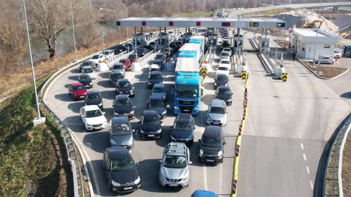 Na naplatnoj rampi se čeka kao na granici! Kilometarske kolone na auto-putu