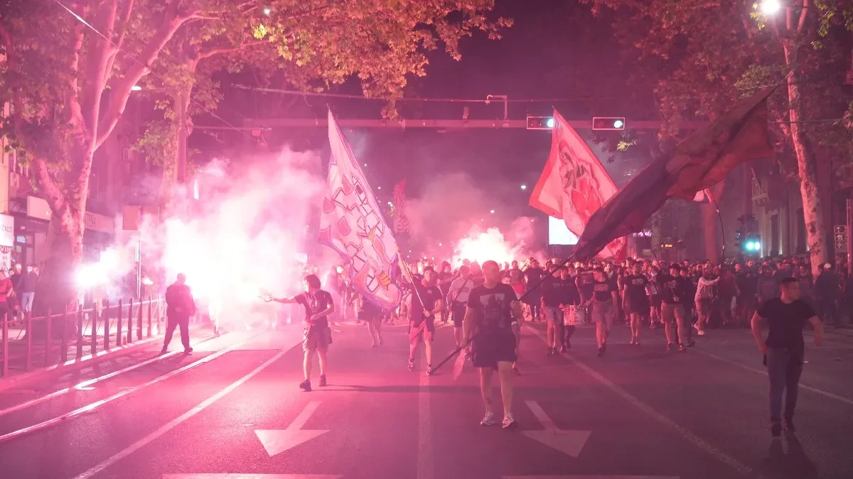 Navijači i fudbaleri Zvezde proslavili duplu krunu kod