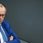 Nemačka policija uhapsila devojku (20) zbog transparenta: „Merc, umri sam na Istočnom frontu“