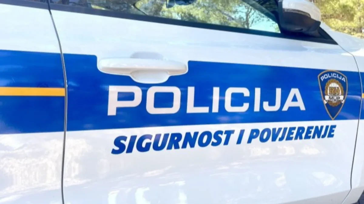 Neverovatan incident u komšiluku: Policajac otišao do bankomata, pogledajte gde je završio službeni automobil (VIDEO)