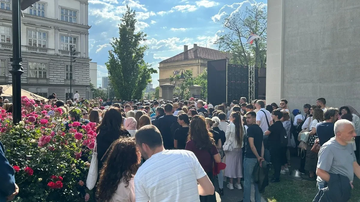 Neverovatne scene u centru grada: Pojas Presvete Bogorodice stigao u Beograd (VIDEO)