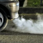 Ova stvar ukazuje na ozbiljan kvar automobila: Gust dim iz auspuha ni malo nije bezazlen