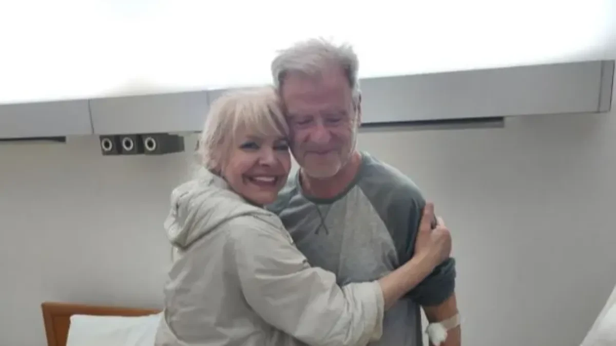 Pevač hitno hospitalizovan, bore se za njegovo stanje, a ona mu došla u posetu (FOTO)