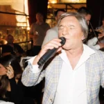 Pevač se pojavio u neviđenom izdanju pred kolegama! Nastao muk u bašti restorana u Skadarliji