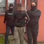 Pogledajte kako je uhapšen pedofil u Beogradu: Policija razvalila vrata pa usledila munjevita akcija, iskorišćavao devojčicu (12) (VIDEO)