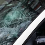 Poznato ko je mladić koji je napravio haos na ulici: Skakao po automobilima i oštetio ih (VIDEO)