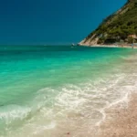 Raj na zemlji, mesta nema - turisti u šoku, cene ležaljki i suncobrana idu i do 3.000 evra 