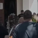 Sanduk s Bajinim telom prekriven cvećem, nepregledna kolona ljudi pristiže da se oprosti od muškarca ubijenog na Senjaku (FOTO)