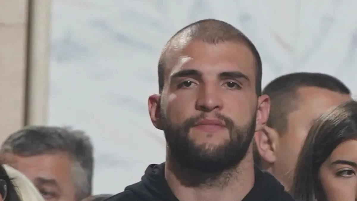 Veljko Ražnatović se oglasio iz Hrama Svetog Save: Satima čeka da se pokloni Pojasu Presvete Bogorodice
