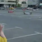 Žena se u panici, hvata se glavu! Dron oboren nedaleko od nje, stravični snimci napada na Moskvu (VIDEO)