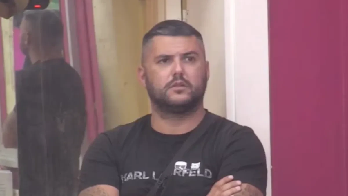 Asmin zapenio, ne pušta ćerku van granice: