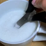 Bake su tako radile godinama: Pre nego što bacite tupe makaze, uradite ovo sa šoljom šećera