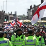 Britanija podeljena: Protesti zbog migranata prerasli u sukobe na ulicama