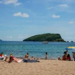 Crnogorske plaže otvorene, turista nema - prazne ležaljke zabrinule zakupce