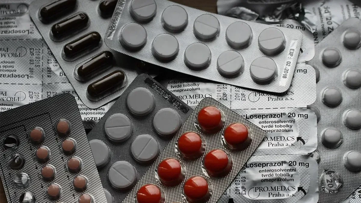 Da li lekovi smeju u ručni prtljag? Evo koja pravila važe za tablete, sirupe i terapiju tokom leta