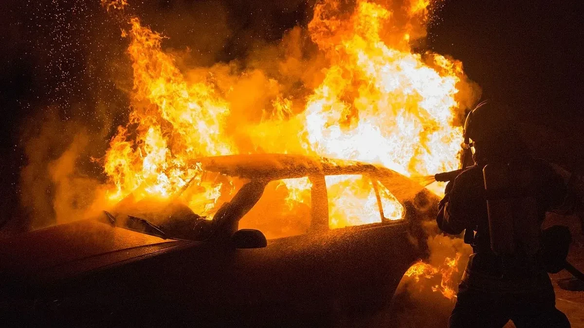 Devojka ga ostavila pa joj zapalio automobil: Izazvao požar zbog osvete