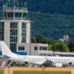 Drama u Tivtu: Avion iz Srbije sa 90 putnika zadržan na aerodromu, policija sve