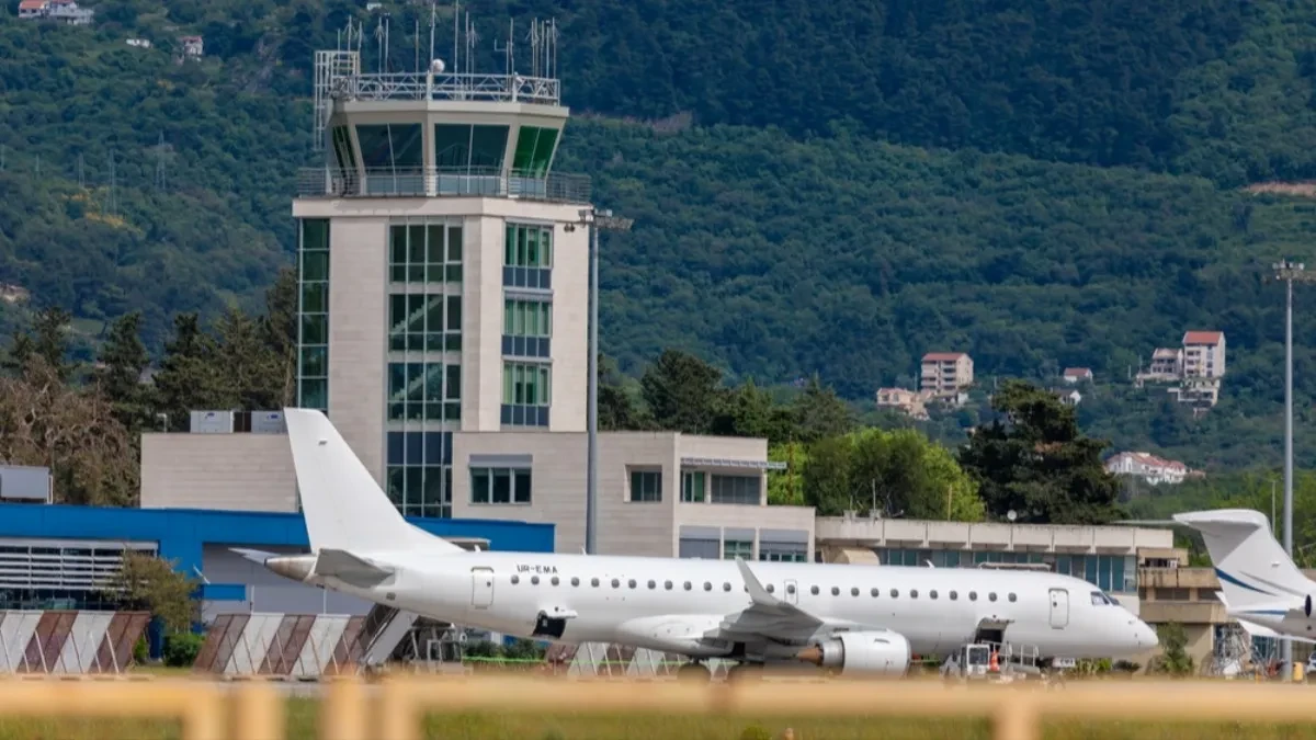 Drama u Tivtu: Avion iz Srbije sa 90 putnika zadržan na aerodromu, policija sve