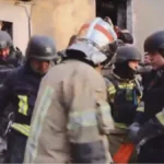 Dramatični snimci iz Ukrajine: Ljudi zatrpani pod ruševinama, spasioci ne prestaju da kopaju (VIDEO)