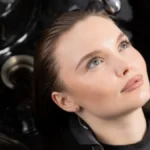Frizura koja deluje kao fejslift! Vizuelno skida barem 10 godina sa lica - Parižanke je obožavaju
