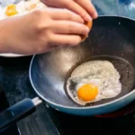 Hrana vam se stalno lepi za tiganj? Naše bake su ovako rešavale problem za 1 minut