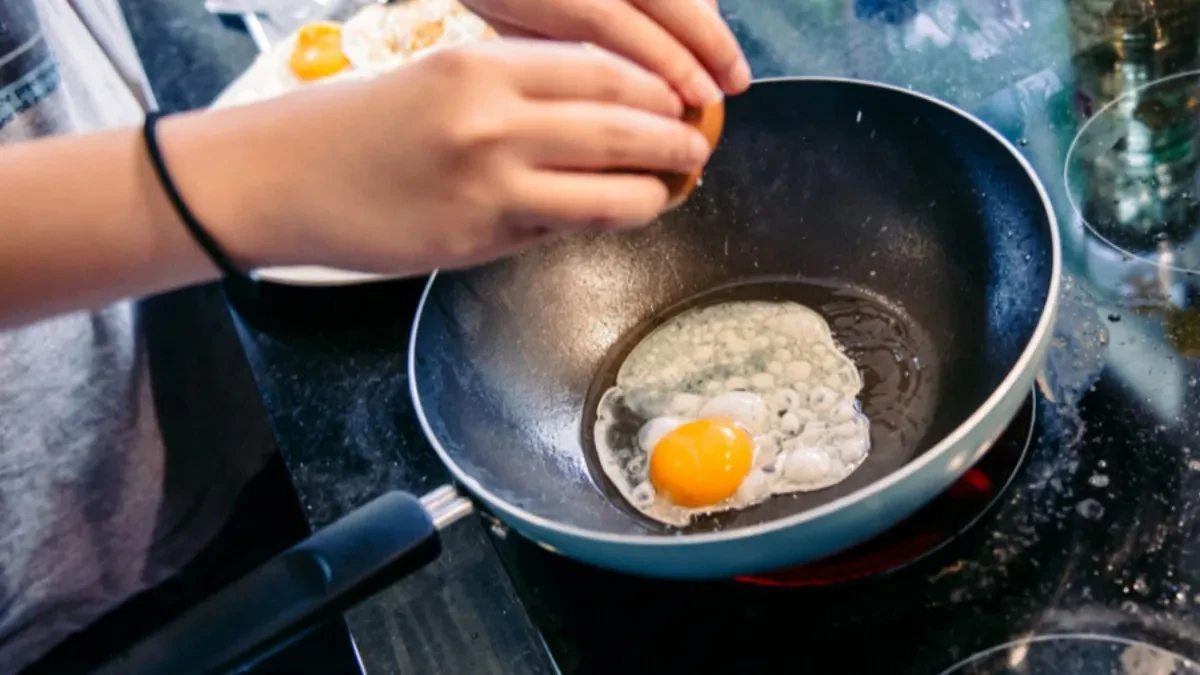 Hrana vam se stalno lepi za tiganj? Naše bake su ovako rešavale problem za 1 minut