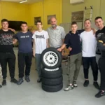Hteli da mu kupe jugo, pa doneli felne i gume: Maturanti iz Čačka oduševili svog razrednog, ali i celu Srbiju