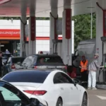 Ima redova, zaista je tesno: Evo šta građani Moskve kažu o situaciji na pumpama