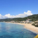 Jedno grčko letovalište osvojilo turiste iz Srbije - ležaljke se ne naplaćuju, smeštaj povoljan, kilometarska plaža