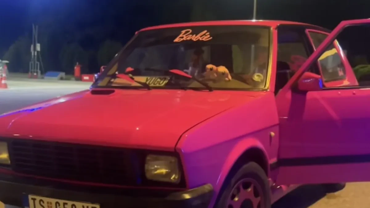 Jelenin pink Jugo je glavna atrakcija: Kad prođe njime ulicom nema ko se ne okreće
