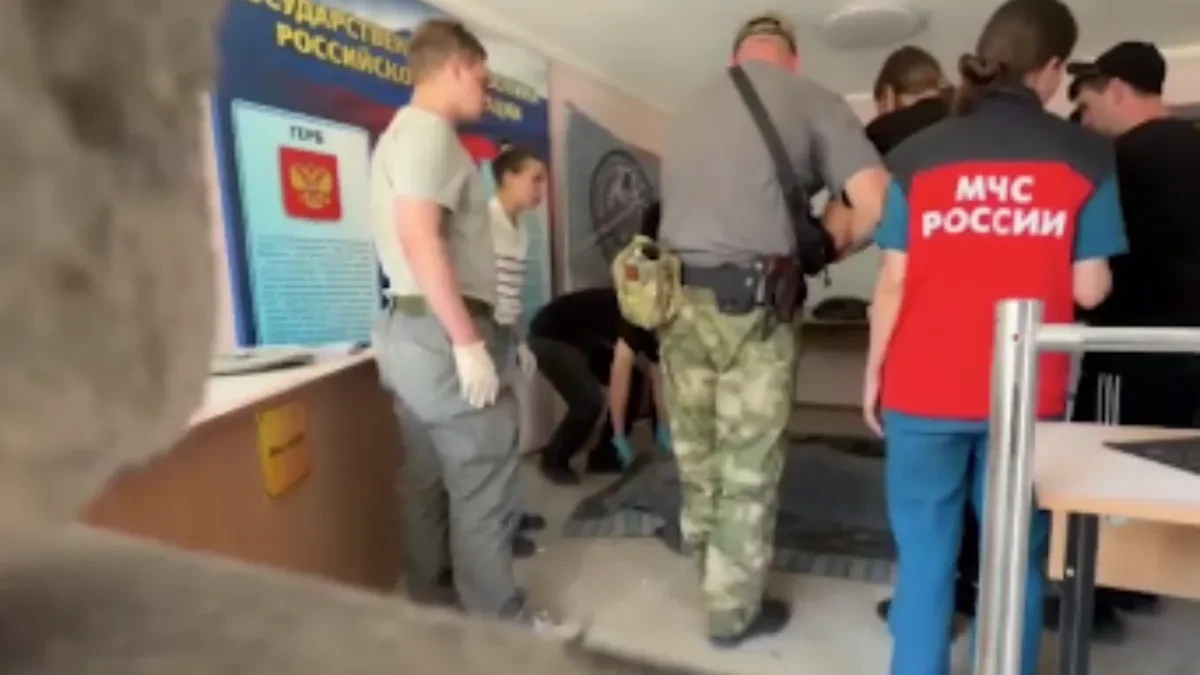 Jezivi krici i plač: Roditelji došli da identifikuju decu stradalu u ukrajinskom napadu u Starobeljsku, objavljen potresan snimak (VIDEO)
