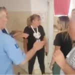 Kurtijev siledžija napao članicu biračkog odbora! Gurao je, spoticao i vikao na nju