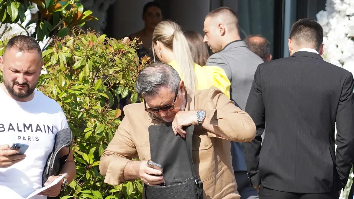 Majku smestio u dom, a ženi prepisao sve što ima! Pevač 20 godina mlađoj supruzi ostavio svu imovinu: