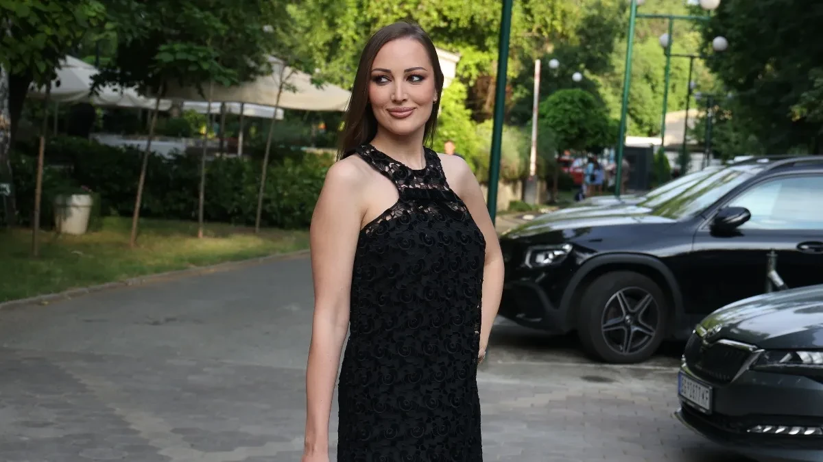 Mokra haljina Aleksandre Prijović pomutila um svima, žele odlepile: Otkriva stomak i ističe sve najizazovnije, a nimalo