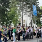 Napad na vernike kod Hrama Svetog Save: Gađaju ljude flašama i torbama sa zgrada!
