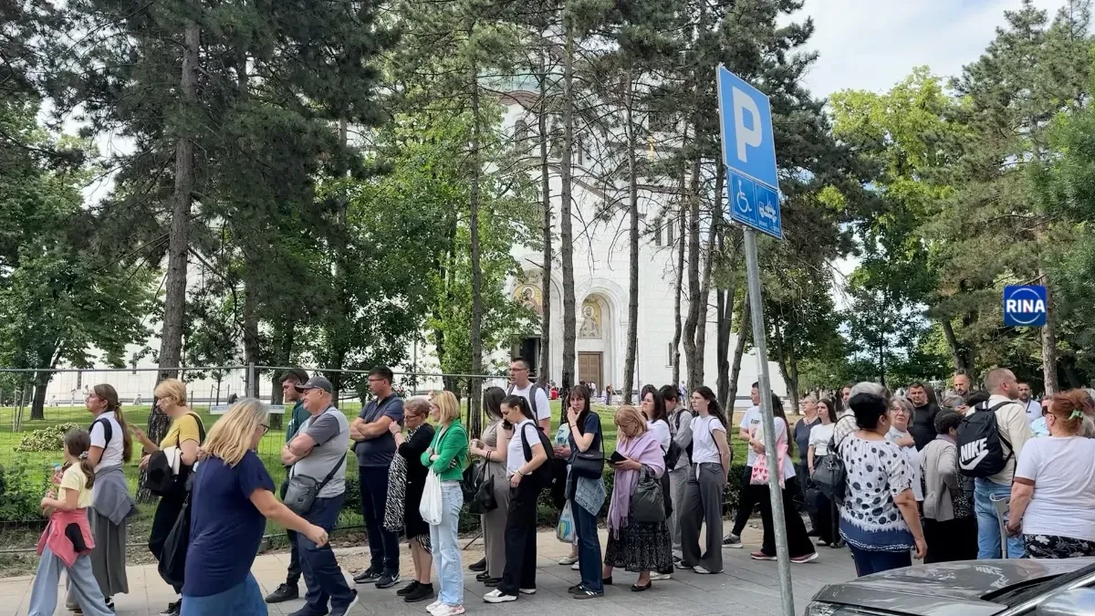 Napad na vernike kod Hrama Svetog Save: Gađaju ljude flašama i torbama sa zgrada!