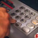 Neverovatna krađa bankomata: Engleska u šoku, pogledajte šta su uradili lopovi (VIDEO)