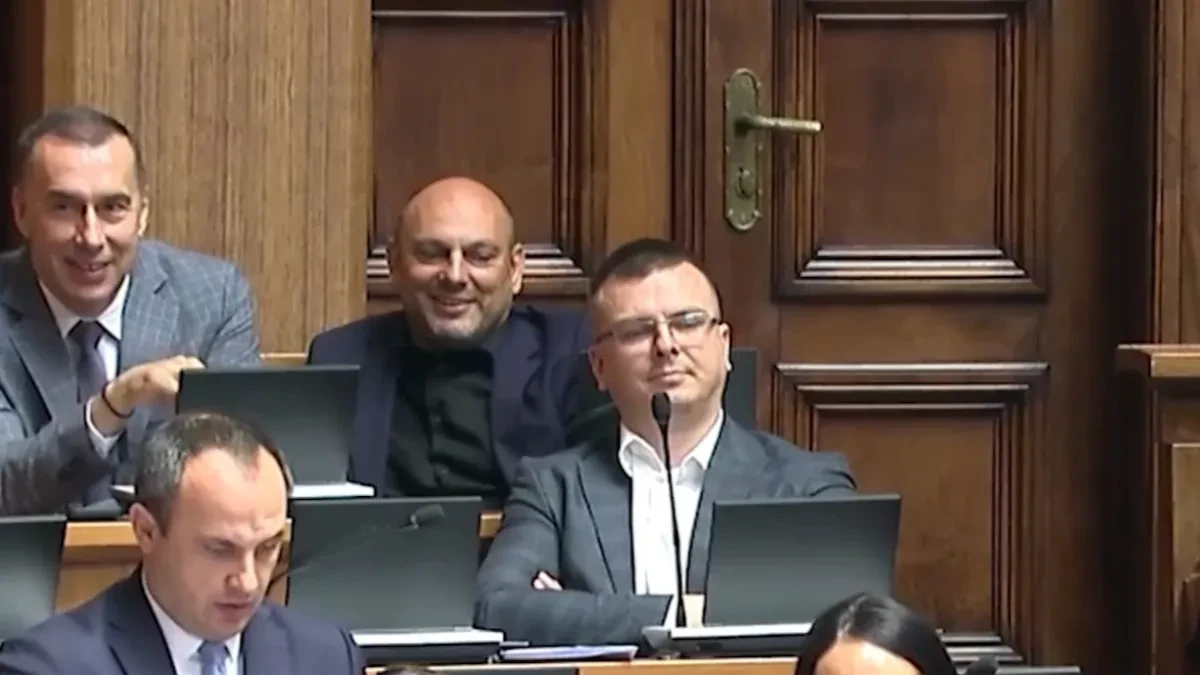 "Nije kriv ovaj što je krao, nego onaj što ga je uhvatio" Iza Parandilovićevog pokušaja prevare stala cela poslanička grupa