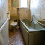 Ovaj deo uvek obiđete, a tu se skupljaju bakterije, vlaga, ma užas: Kako se temeljno čisti kupatilo, posle ga samo održavate