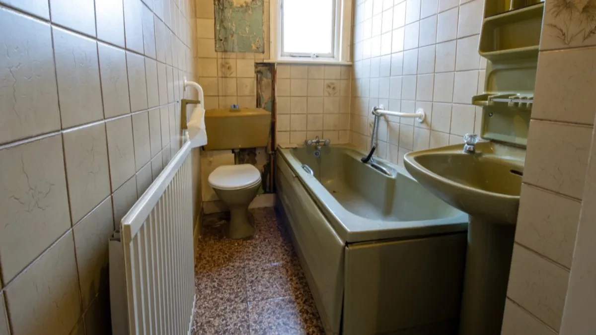 Ovaj deo uvek obiđete, a tu se skupljaju bakterije, vlaga, ma užas: Kako se temeljno čisti kupatilo, posle ga samo održavate