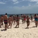 Ovako se predstavlja Srbija: Na jednoj od najlepših plaža sveta zaigrao „Moravac“, turisti sve snimali (FOTO)(VIDEO)