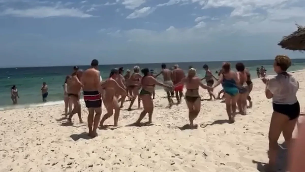 Ovako se predstavlja Srbija: Na jednoj od najlepših plaža sveta zaigrao „Moravac“, turisti sve snimali (FOTO)(VIDEO)