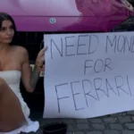 Prosi i moli nasred ulice, natpis zgrozio prolaznike! Svi su u šoku zbog poteza bivše teniserke: