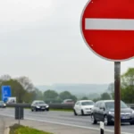 Seo u auto pa krenuo u kontrasmer, narod u šoku: „Kako, bre, nisi video ogroman znak stop?!“