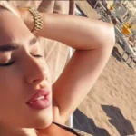 Sevnulo više nego što je planirala: Jovana u minijaturnom bikiniju raširila noga pred kameramom, svi gledaju u ovu stvar! (FOTO)